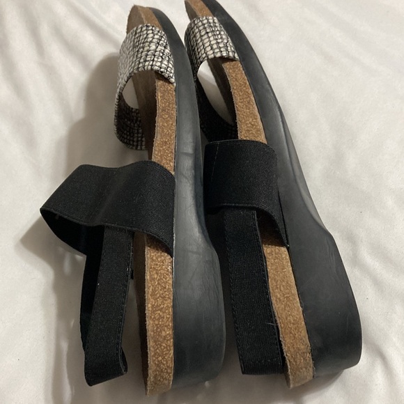 Munro Ladies Pisces Black Snakeskin Comfort Sandal Size 9 - Picture 9 of 11